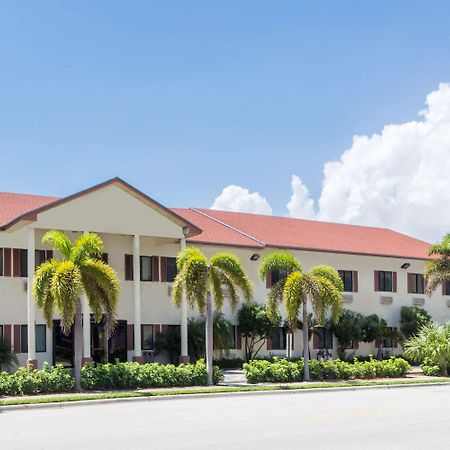Super 8 By Wyndham Pompano Beach Luaran gambar