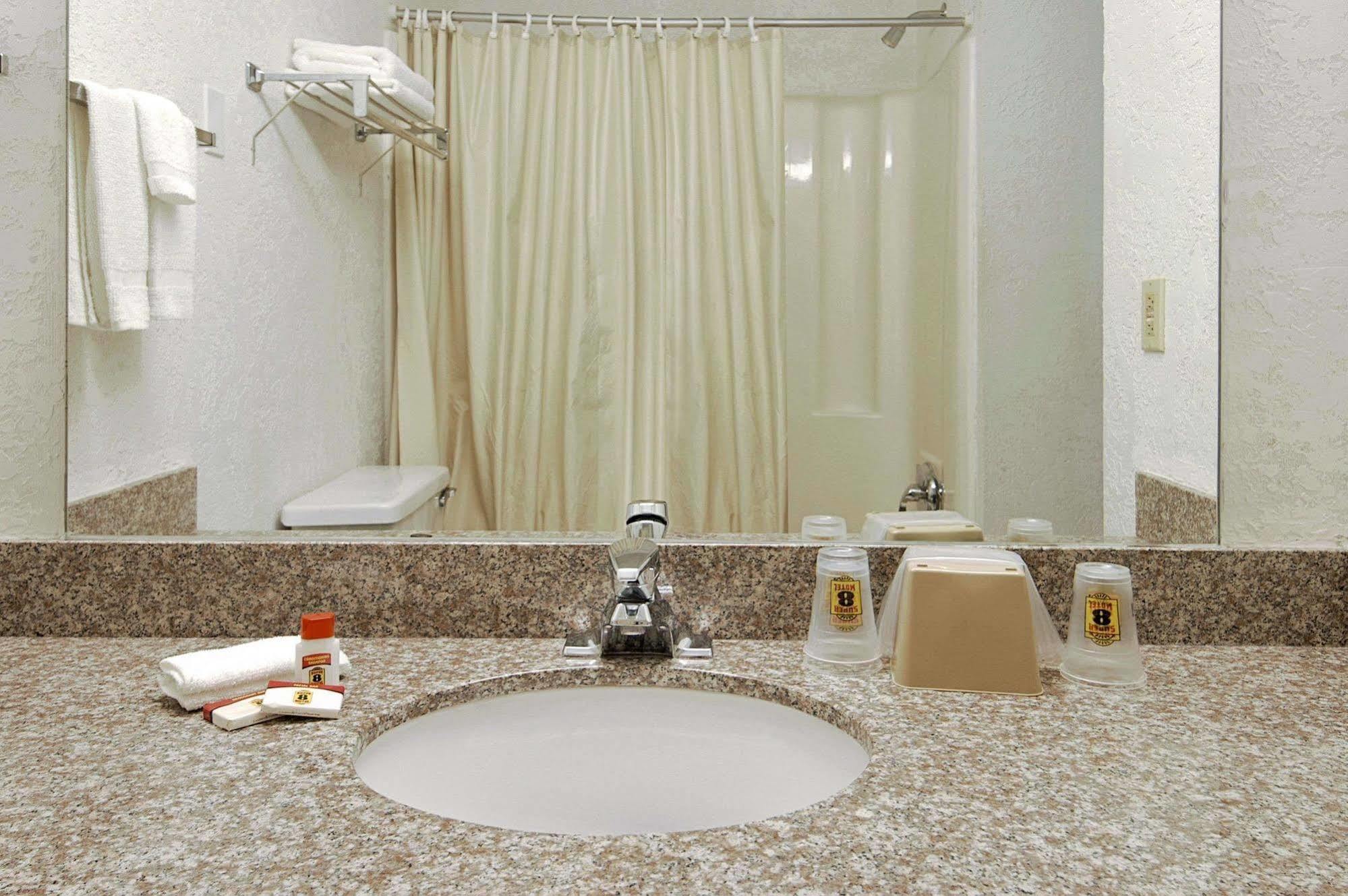 Super 8 By Wyndham Pompano Beach Bilik gambar